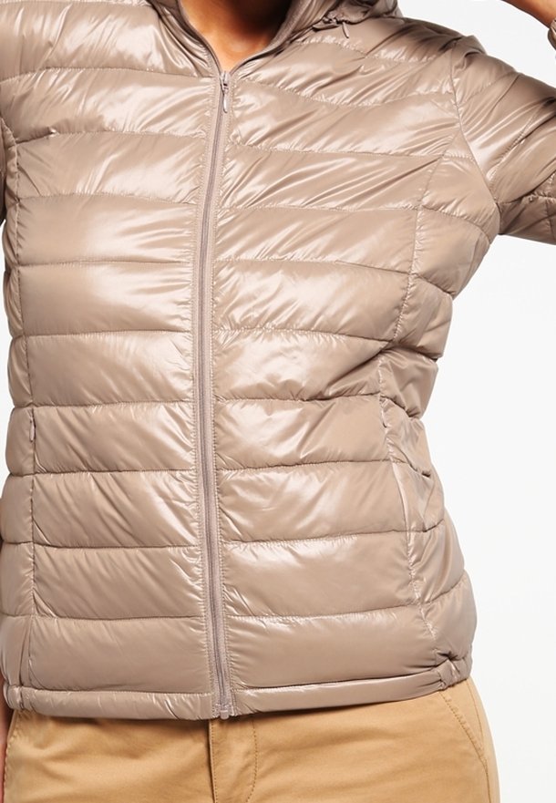 Beige puffjacka med en slät, glänsande yta; har horisontella kviltade sektioner, dragkedja fram och en huva.