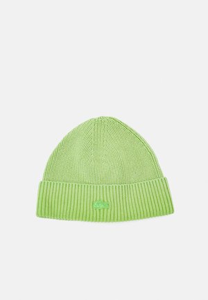 Beanie verde a coste con design a risvolto e un piccolo logo ricamato sul fronte. Texture morbida e forma strutturata per garantire calore.