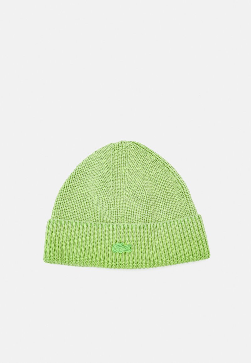 Beanie en tricot côtelé vert avec un design à revers et un petit logo brodé sur le devant. Texture douce et forme structurée pour la chaleur.
