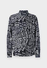 Schwarzes Langarmshirt mit weißem "Versace Jeans Couture"-Schriftzug in verschiedenen Schriftarten und Größen, mit hohem Kragen und entspannter Passform.