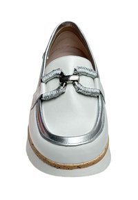 Mocassins en cuir blanc avec un bord métallique argenté et un détail décoratif en chaîne argentée sur le devant. Semelle en liège avec une finition texturée.
