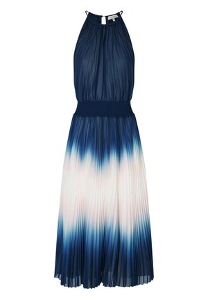 Ærmeløs halterneck kjole med tætsiddende talje, plisseret nederdel og gradientfarve, der går fra mørkeblå til hvid og lys pink.