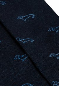 Uldstof i mørkeblå med en tekstureret overflade, der har små, gentagne motiver af lyseblå dachshunde fordelt over stoffet.