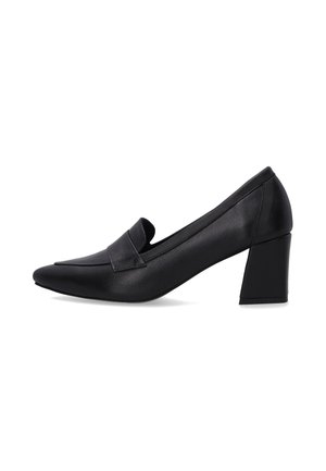 Schwarzer Leder-Damenschuh mit spitzer Kappe und Blockabsatz, Seitenansicht vor weißem Hintergrund.