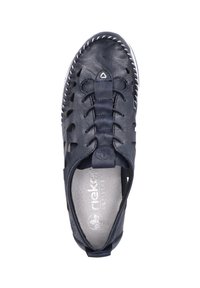 Marineblaue Leder-Schlupfschuhe mit Ausschnittdesign, dekorativem Nähen und einer weichen Innensohle mit Logo. Weiße Gummisohle als Akzent.