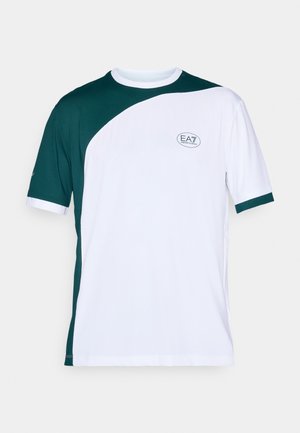 T-shirt de sport à manches courtes avec un devant blanc et un panneau latéral texturé vert, présentant un col rond et le logo EA7 sur la poitrine.