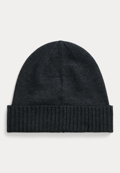Gorro de punto negro con puño acanalado doblado mostrado sobre un fondo claro.