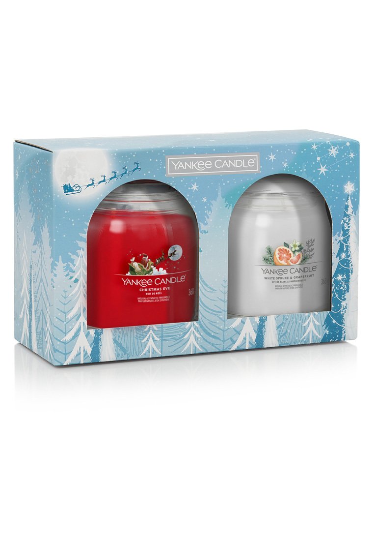 Set regalo Yankee Candle con una candela rossa "Christmas Eve" e una candela bianca "White Spruce & Grapefruit" in un packaging decorativo.