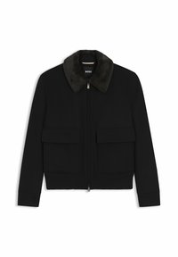 Schwarze Jacke mit Reißverschluss, dunkel gefütterter Kunstpelzkragen, zwei vordere Klappentaschen, gerippte Bündchen und Saum, mit "BOSS"-Label im inneren Nackenbereich.