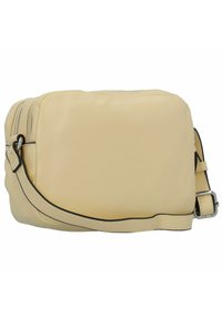 Bolso cruzado suave en tono beige, hecho de cuero sintético liso, con una cremallera, correa ajustable y un ribete negro en los bordes.
