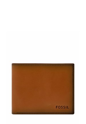Cartera Fossil de cuero marrón con costuras visibles y logo grabado en la esquina inferior derecha.