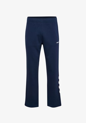 Granatowe spodnie sportowe wykonane z miękkiego materiału, z elastycznym pasem, rozszerzanymi nogawkami i białymi akcentami logo po bokach.