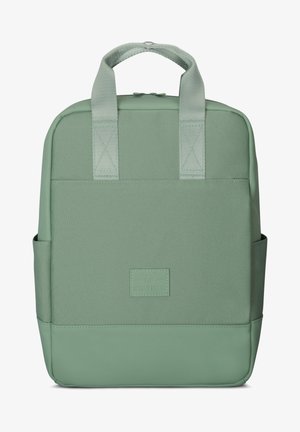 Groene rugzak van een gladde, gemarmerde stof met dubbele handgrepen aan de bovenkant, zijvakken en een logo-opdruk aan de onderkant.