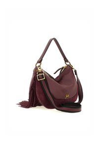 Borsa in pelle color bordeaux con finitura testurizzata, dotata di dettagli in metallo dorato, tracolla e frange su un lato.