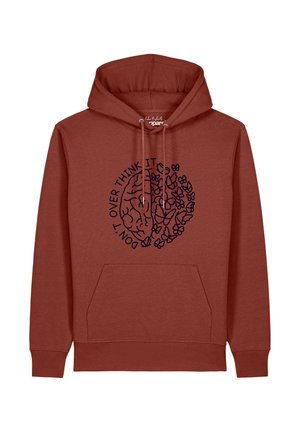 Kapuzensweatshirt in Rostfarbe mit Fronttasche und Kordeln, mit einem runden Design aus Gehirn und Schmetterlingen sowie dem Text "Don't over think it".