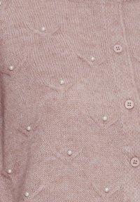 Cardigan rosa chiaro con una texture morbida, dettagli in perla, motivi di cucitura a forma di cuore e bottoni frontali.