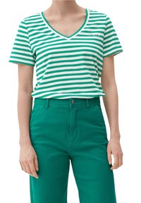 Zeleno-bíle pruhované tričko s krátkým rukávem a výstřihem do V vyrobené z měkké látky, spárované s vysokými zelenými kalhotami se zapínáním na knoflík.