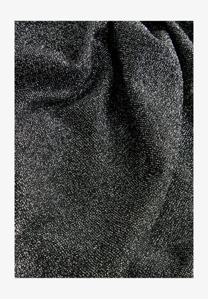 Svart tyg med en strukturerad yta som visar små silverfläckar och skapar en glittrande effekt. Materialet verkar mjukt och faller elegant.