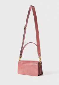 Δερμάτινη τσάντα ώμου σε απόχρωση μοβ, με ορθογώνιο σχήμα, λεία υφή, μακρύ λουρί και διακοσμητικά στοιχεία σε χρυσό χρώμα.