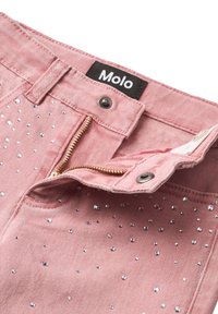Ružové denimové nohavice so zlatým zipsom, strieborné cvoky rozmiestnené po látke, kovový gombík a čierna značka "Molo" na páske.