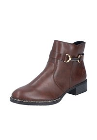 Bottines en cuir marron avec une finition lisse, talon bloc, sangle latérale et accents en métal doré. Présente des coutures détaillées sur la semelle.