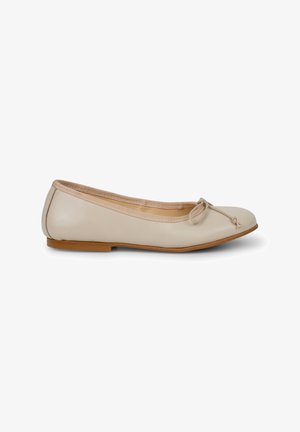 Ballerines en cuir beige avec un bout rond, un délicat nœud à l'avant et une semelle plate, présentant une texture lisse et un design minimaliste.