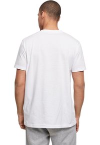 Hvit bomulls t-skjorte med korte ermer og rund hals, med en glatt tekstur og ensfarget design bak.