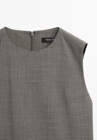 Graues ärmelloses Kleid mit rundem Ausschnitt, strukturiertem Stoff, seitlicher Tasche und offenem Rückenreißverschluss. Etikettiert als Massimo Dutti.