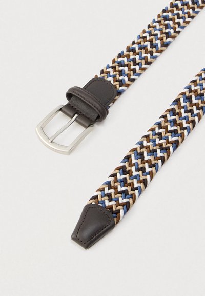 Πλεκτή ζώνη με υφασμένες μπλε, καφέ, λευκές και μαύρες ίνες, με σκουρόχρωμη δερμάτινη άκρη και αγκράφα, εκτεθειμένη σε ανοιχτή επιφάνεια.