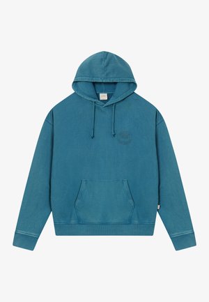 Sudadera con capucha azul y bolsillo canguro frontal, con un sutil logo circular en el lado izquierdo del pecho, dispuesta plana sobre un fondo blanco.