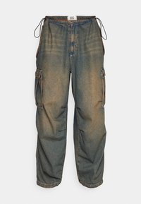 Džínové cargo kalhoty s volným střihem, bledě modré barvy, s nastavitelným páskem na stahování a bočními kapsami na skladování.