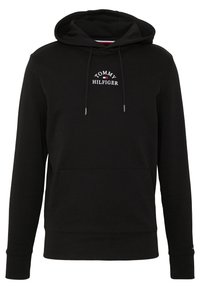 Sudadera negra de Tommy Hilfiger con bolsillo frontal, cordones y pequeño logotipo bordado en blanco, rojo y azul en el pecho.