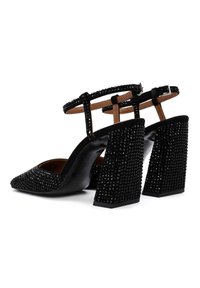 Scarpe con tacco alto nere a punta, decorate con piccoli cristalli neri sulla parte superiore e con tacchi a blocco rifiniti con cristalli.