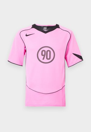 Ružová futbalová dres Nike s čiernymi akcentmi a okrúhlym logom „90“ na strede. Krátke rukávy, výstrih do V a sieťovaná časť po stranách.
