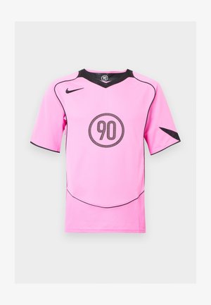 Camisa de futebol Nike rosa com detalhes em preto e um logo redondo "90" no centro. Mangas curtas, decote em V e detalhes em malha nas laterais.