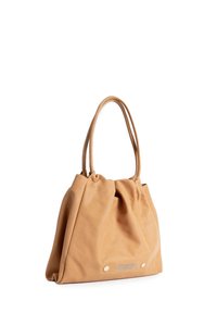 Zachte tan leren tote bag met een gathered ontwerp, twee handvatten en een getextureerd paneel aan de voorkant met kleine perforaties.
