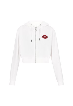 Krátka biela mikina vyrobená z mäkkej tkaniny, s plným zipsom a červeným vyšívaným dizajnom pier na ľavej hrudi. Kapucňa so šnúrkou.
