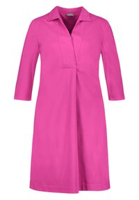 Vestido rosa brillante hasta la rodilla con mangas de 3/4, escote en V profundo y un collar, presentado sobre un fondo blanco.