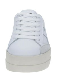 Sneaker bianco con tomaia in pelle liscia, lacci piatti e un accento in suede grigio chiaro. Presenta una suola spessa e texturizzata per un comfort maggiore.