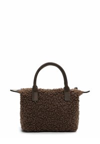 Bolso de mano marrón con textura, exterior suave y esponjoso, y asas de cuero. Presenta una forma estructurada y un notable detalle de costura.