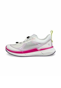 Scarpa sportiva bianca con tomaia in rete e accenti rosa. Presenta una punta arrotondata, un intersuola imbottita e lacci elastici con un cursore sul tallone.