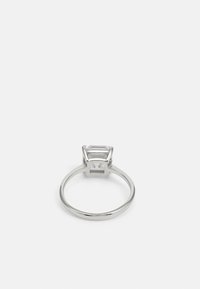 Sterling-Silberring mit einem rechteckigen, klaren Stein, der in einer vierkralligen Fassung eingesetzt ist, und einem glatten, polierten Band.
