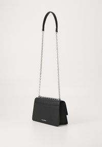 Fekete bőr kézitáska texturált felülettel, struktúrált formával és láncos pánttal. Elülső hajtóka és logó részlet található az alján.