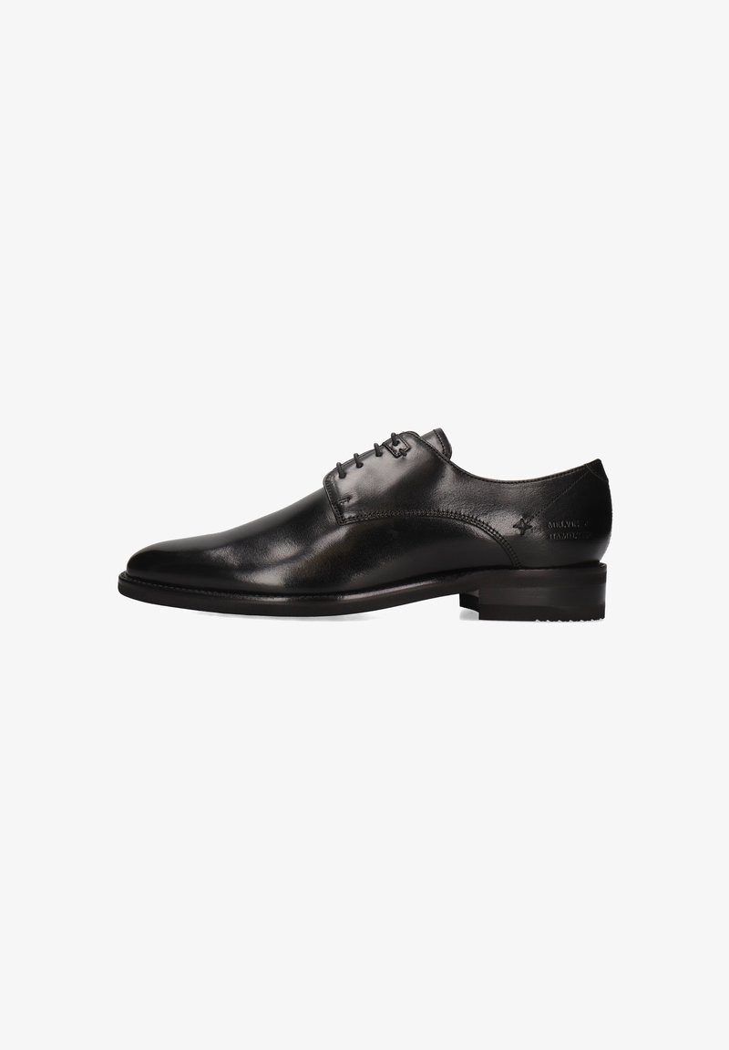 Scarpa da dress uomo in pelle nera con lacci chiusi, punta affusolata e tacco basso, mostrata dal lato esterno su uno sfondo bianco.