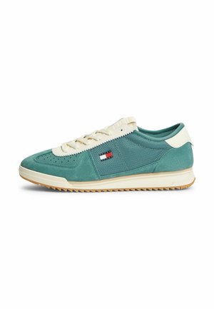 Sneaker aus tealfarbenem Wildleder und Mesh mit weißen Schnürsenkeln, beiger Sohle und kleinem rot-weiß-blauem Tommy Hilfiger-Logo an der Seite.