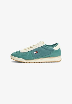 Sneakers i turkis ruskind og mesh med hvide snørebånd, beige sål og lille rød, hvid og blå Tommy Hilfiger-logo på siden.