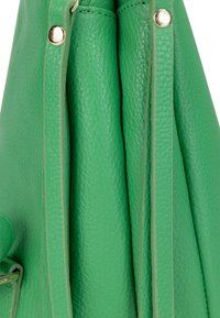 Borsa a mano in pelle verde con superficie texturizzata. Presenta dettagli in hardware dorato e bordi cuciti in modo ordinato. Design compatto, fianchi ripiegati.