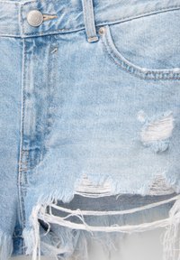 Short en jean bleu clair avec ourlets effilochés, trous usés, poche avant, passants pour ceinture et fermeture par bouton métallique.