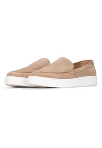 Beige Wildleder Slipper mit niedrigem Profil, abgerundeter Zehenpartie und weißer Gummisohle. Glatte Textur mit minimalen Nähdetails.