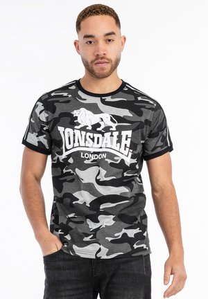 Szürke kamuflázs pamut póló, fehér "Lonsdale London" logóval és oroszlán grafikával, fekete kerek nyakkal és ujjakkal.